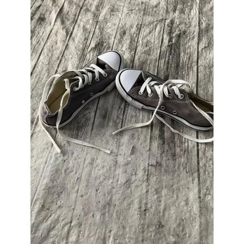 Girls converse tennis shoes size 2 gray